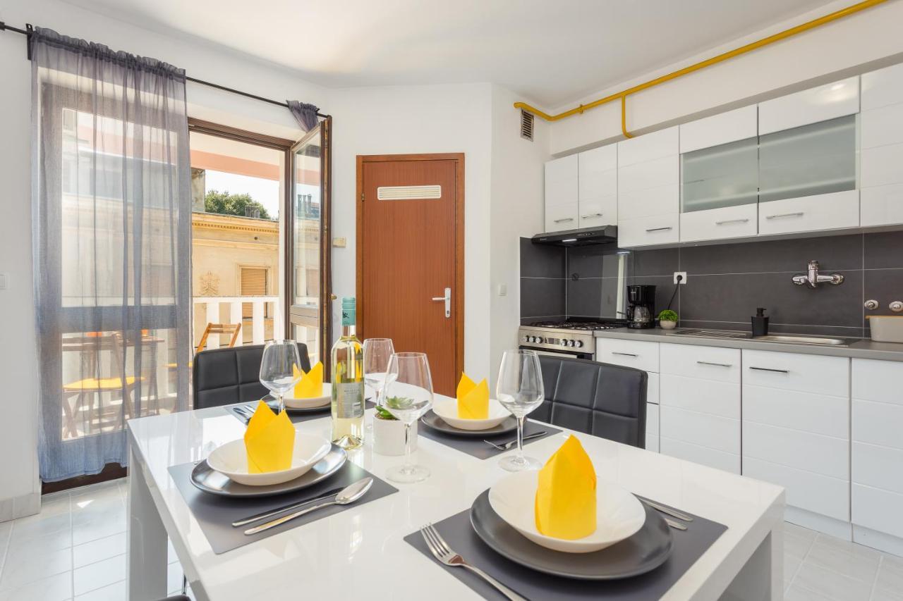Laveruda Apartment With Balcony And Free Parking 普拉 外观 照片