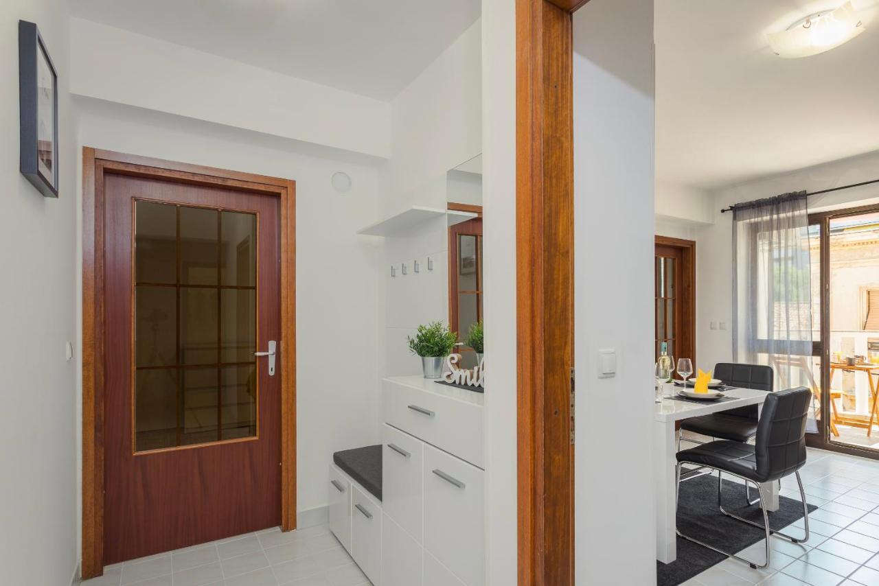 Laveruda Apartment With Balcony And Free Parking 普拉 外观 照片