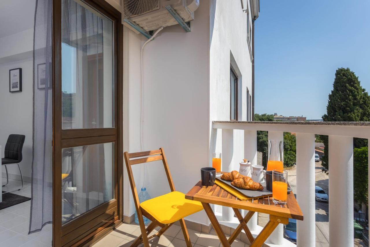 Laveruda Apartment With Balcony And Free Parking 普拉 外观 照片