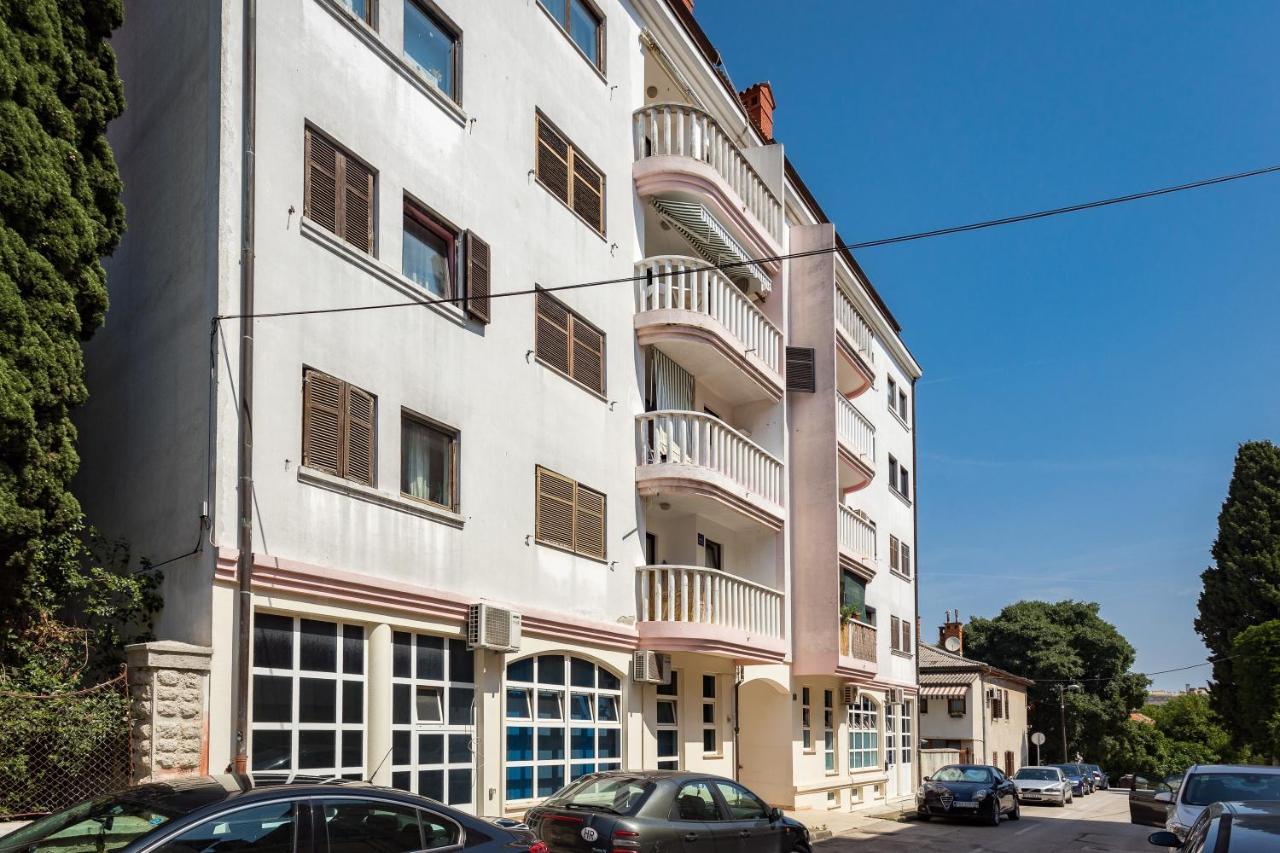 Laveruda Apartment With Balcony And Free Parking 普拉 外观 照片